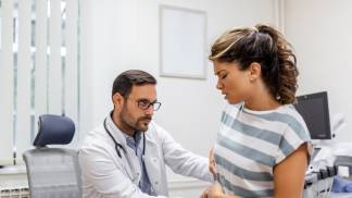 Mulher sendo examinada por nefrologia