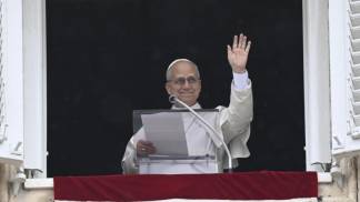 papa leão xiv no angelus 2026 acenando