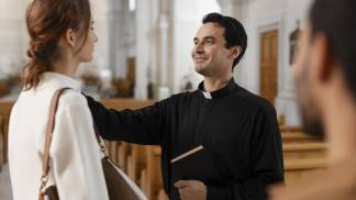 Mulher sendo bem acolhida na Igreja pelo padre
