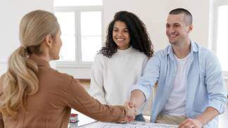Casal comprando casa na planta