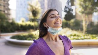 Mulher sorridente com a imunidade alta e saúde em dia