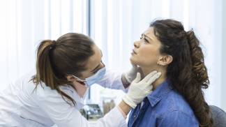 Paciente mulher tendo o pescoço examinado o médica