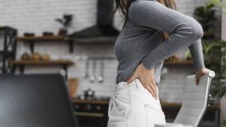 Mulher sentindo dores na coluna