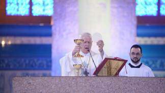 Dom Orlando na consagração da hóstia