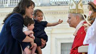 papa se encontra com família com dois filhos no vaticano