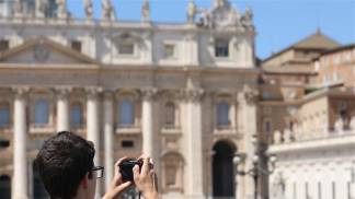 Jovem fotografando o Vaticano 