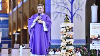 Pe Eduardo Catalfo no Altar Central