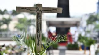 cruz do báculo com os ramos inseridos em momento da procissão de semana santa 2026