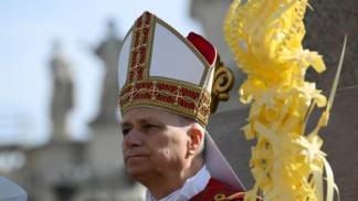 papa leão xiv com ramos nas mãos durante celebração na praça de são pedro em 2026