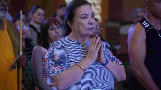 mulher com as mãos postas rezando no santuário nacional na segunda-feira santa de 2026
