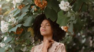 Mulher sozinha com seus pensamentos