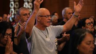 fiéis na missa de terça-feira santa 2026