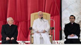 papa sentado durante audiencia geral 2026