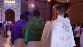 padres seguram os santos oleos para a missa do crisma em 2026