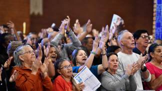 devotas batem palmas e cantam o gloria ou aleluia durante missa da romaria da arquidiocese do rio de janeiro em 2025