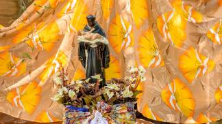 São Benedito carregando uma criança 