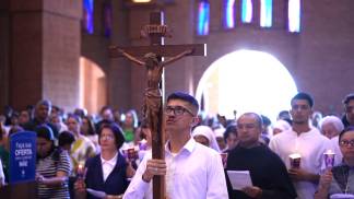 jovem com a Cruz na Via Sacra Santuário 2026