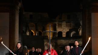 papa leão xiv carregando a cruz durante via-sacra no coliseu em 2026