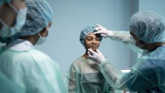 Médico em consulta para cirurgia reparadora