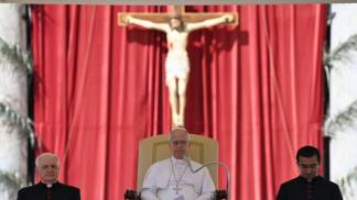 papa leão xiv sentado lendo durante audiencia geral em 2026