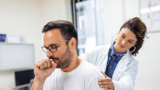 Médica avalia paciente com doença respiratória