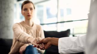 Mulher sendo atendida por profissional em saúde mental