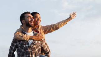 Casal feliz em viagem