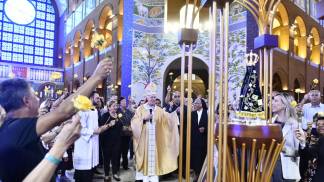 dom orlando e povo de aparecida segura flores em torno do trono de nossa senhora aparecida na missa dos 80 anos de dom orlando brandes