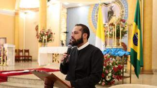 Ir. Thaylor animando profissão religiosa do irmão orlando