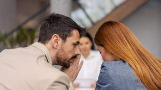 homem fofocando com uma mulher