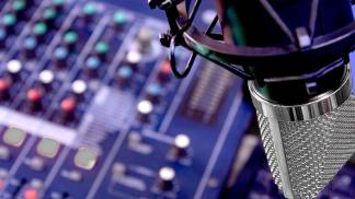 Microfone e mesa técnica da Rádio Aparecida - especial 75 anos