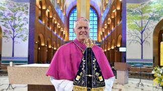 Dom Orlando Brandes segurando a imagem de Nossa Senhora Aparecida no Altar Central