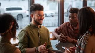 Grupo de amigos conversando