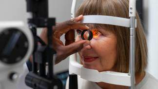 Mulher fazendo um exame clínico nos olhos