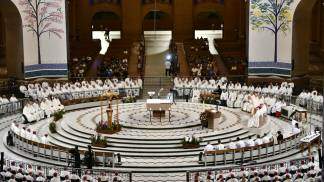 bispos no altar central em missa de abertura da 62ª assembleia geral da cnbb