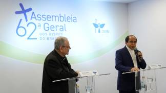Dom Joel e Dom Francisco Lima em entrevista coletiva no 3º dia da 62ª AG CNBB