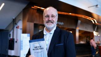 silvonei josé durante 62ª assembleia geral da cnbb com seu livro ser voz no mundo