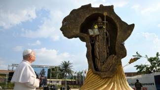 Papa Leão XIV durante sua viagem à Camarões Vatican Media COMPACTA