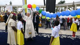 papa brinca com crianças na guiné equatorial