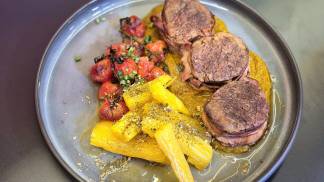 medalhão de carne com molho de tomate cereja - sabor de vida_