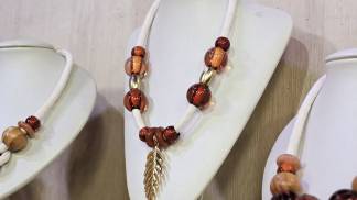 colar-de-cordão-tingido-faça-voce-mesm