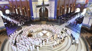 bispos ao redor do altar durante missa de encerramento da 62ª assembleia geral