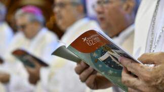 livreto da cnbb segurado por bispo na missa de encerramento da 62ª assembleia geral da cnbb