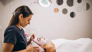 Mulher fazendo procedimento estético no rosto