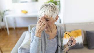 Senhora com enxaqueca forte