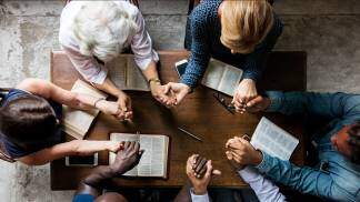 Mãos unidas rezando