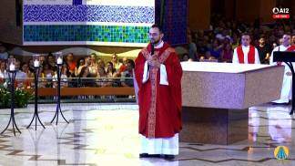 Padre Guilherme presidindo uma celebração no Altar Central