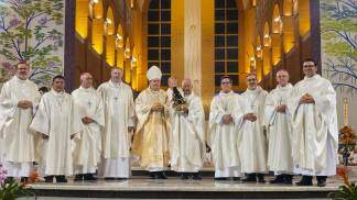 Dom Ângelo, Cardeal Lazaro e demais sacerdotes no Altar Central
