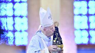 dom orlando brandes beija a imagem de nossa senhora aparecida em missa de despedida da arquidiocese em 2026