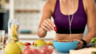 Mulher preparando sua alimentação com ingredientes saudáveis